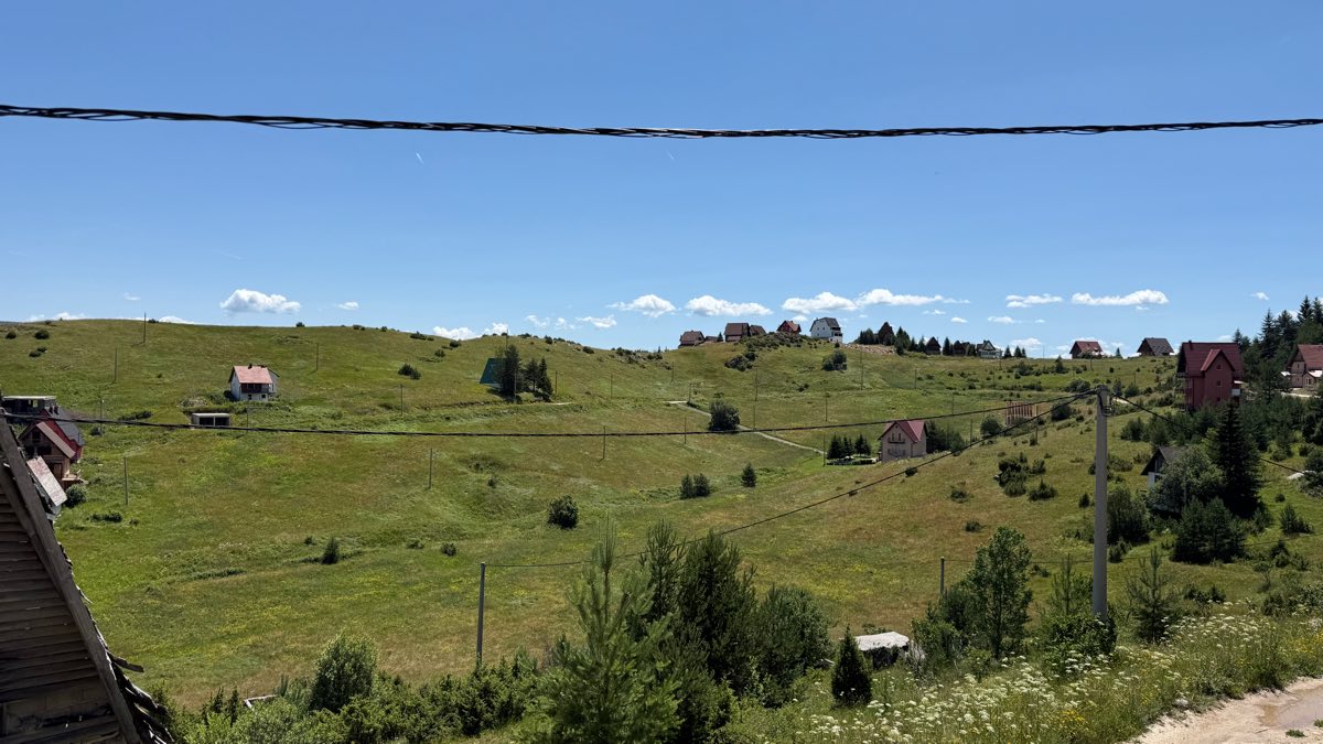 Zeleni brežuljci i kuće na Čajuši