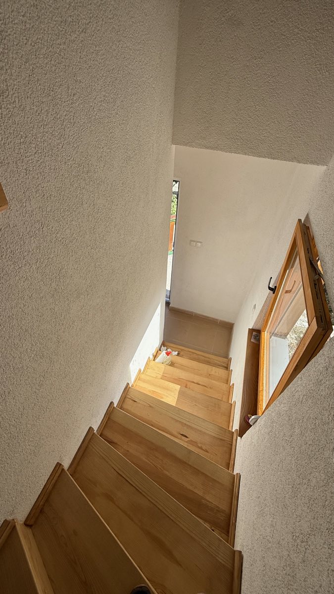 Drveno stubište prema donjoj etaži