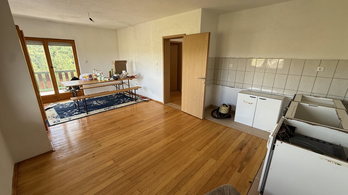 Otvoreni prostor kuhinje i blagovaonice