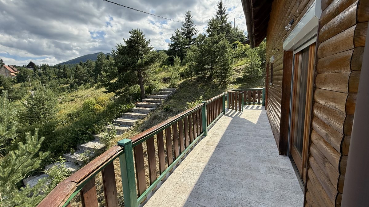 Dugački balkon uz stražnju stranu kuće