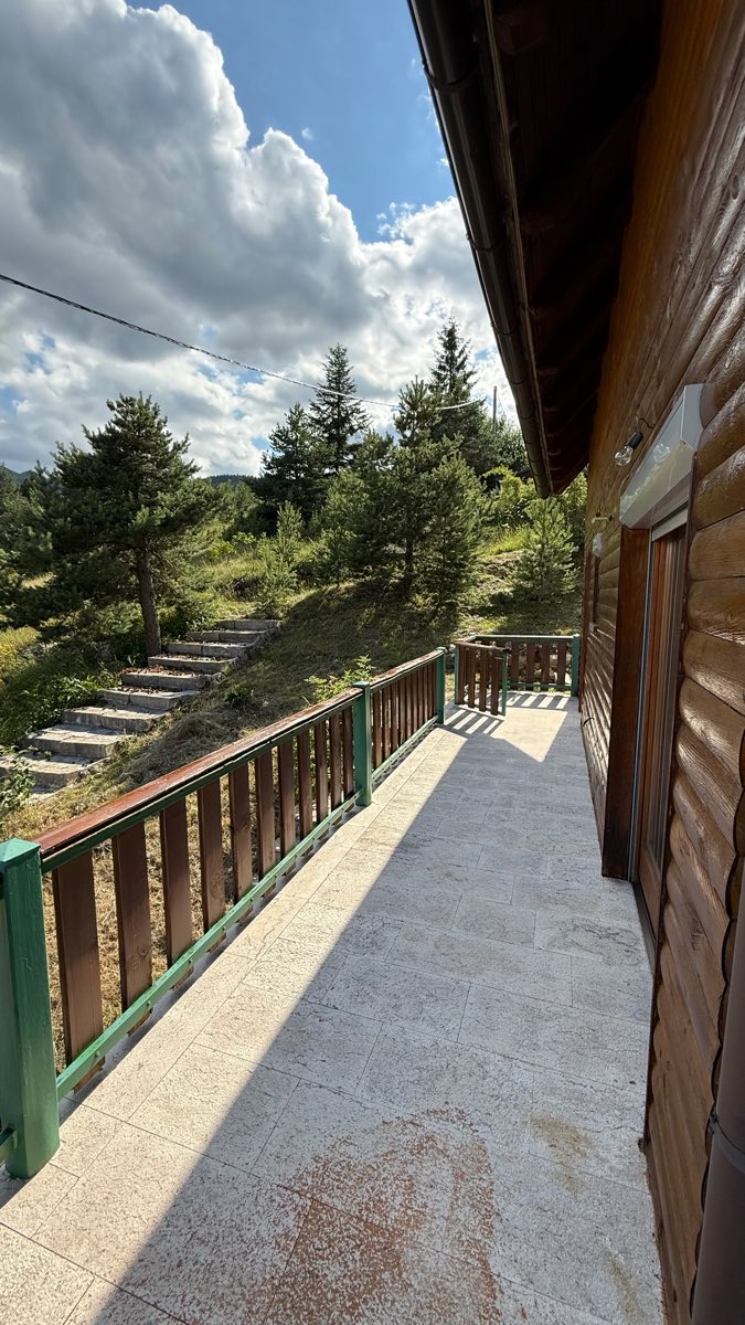Stražnji balkon uz šumoviti obronak
