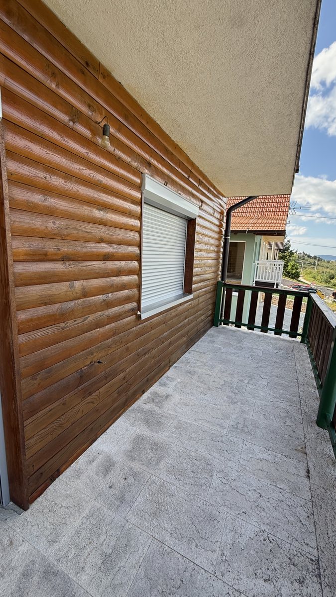 Drveno pročelje i balkon kuće