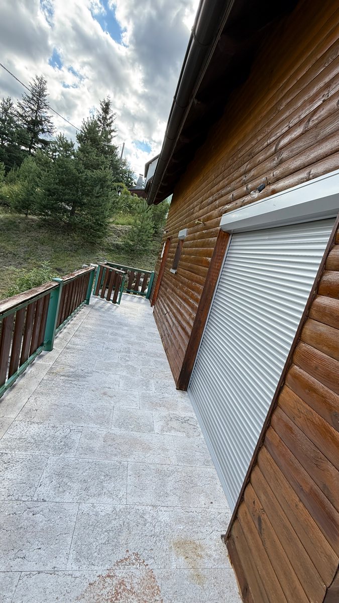 Balkon i aluminijske rolete na prozorima