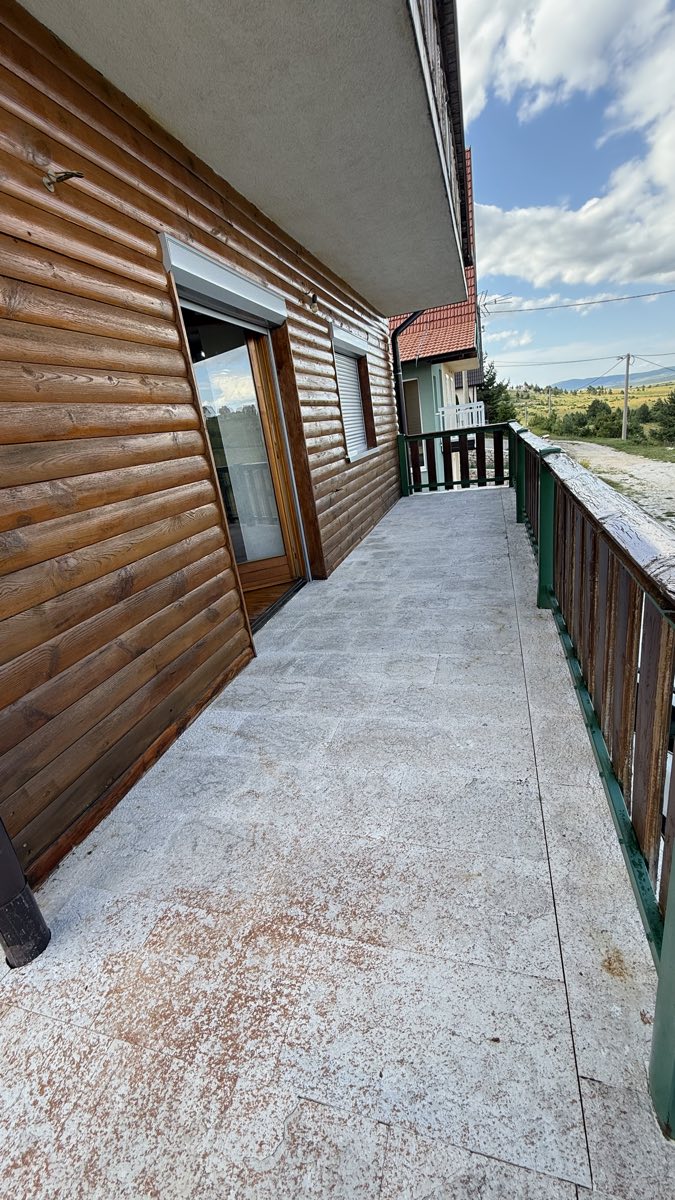 Prostrani balkon uz drveno pročelje