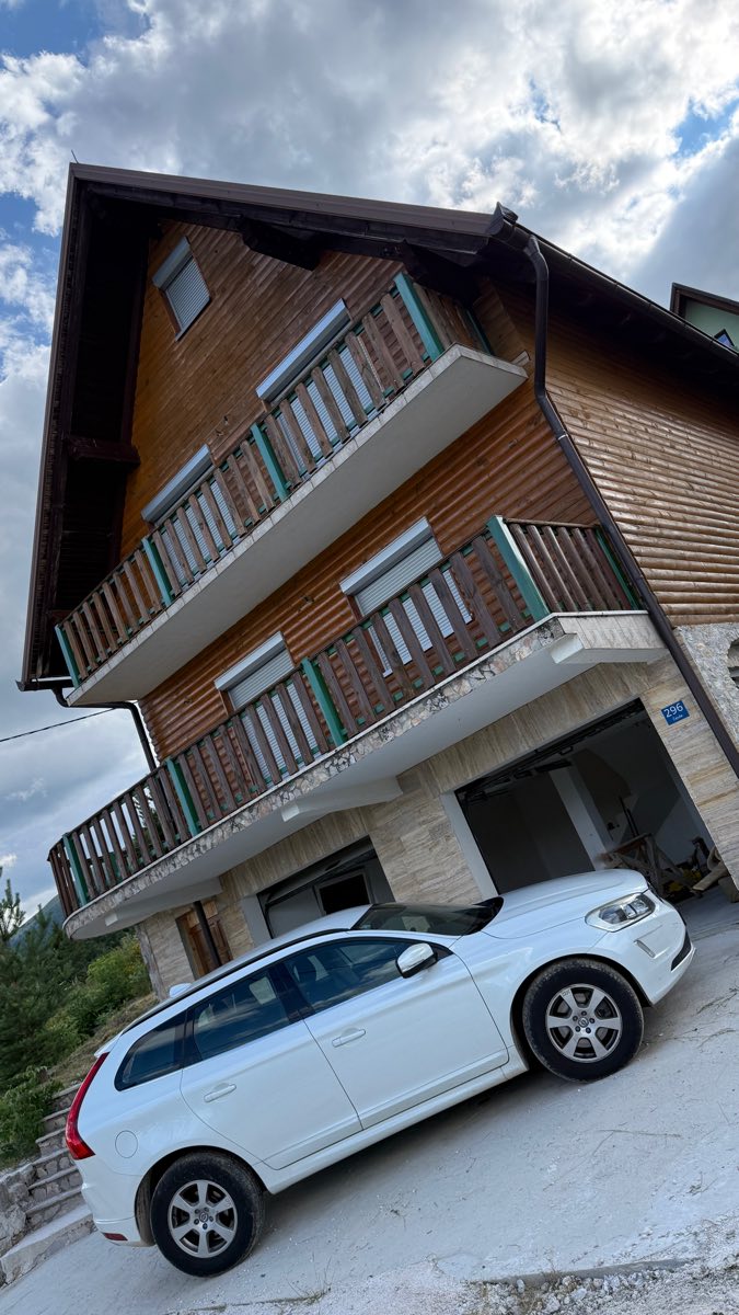 Bočni pogled na kuću i balkone