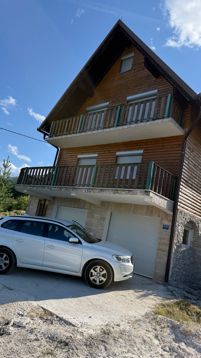 Prednje pročelje kuće s dvije garaže