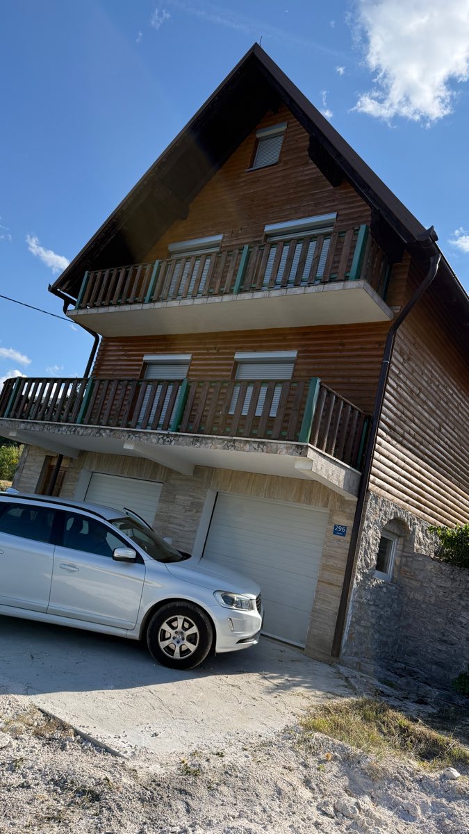 Prednji pogled na kuću na Čajuši