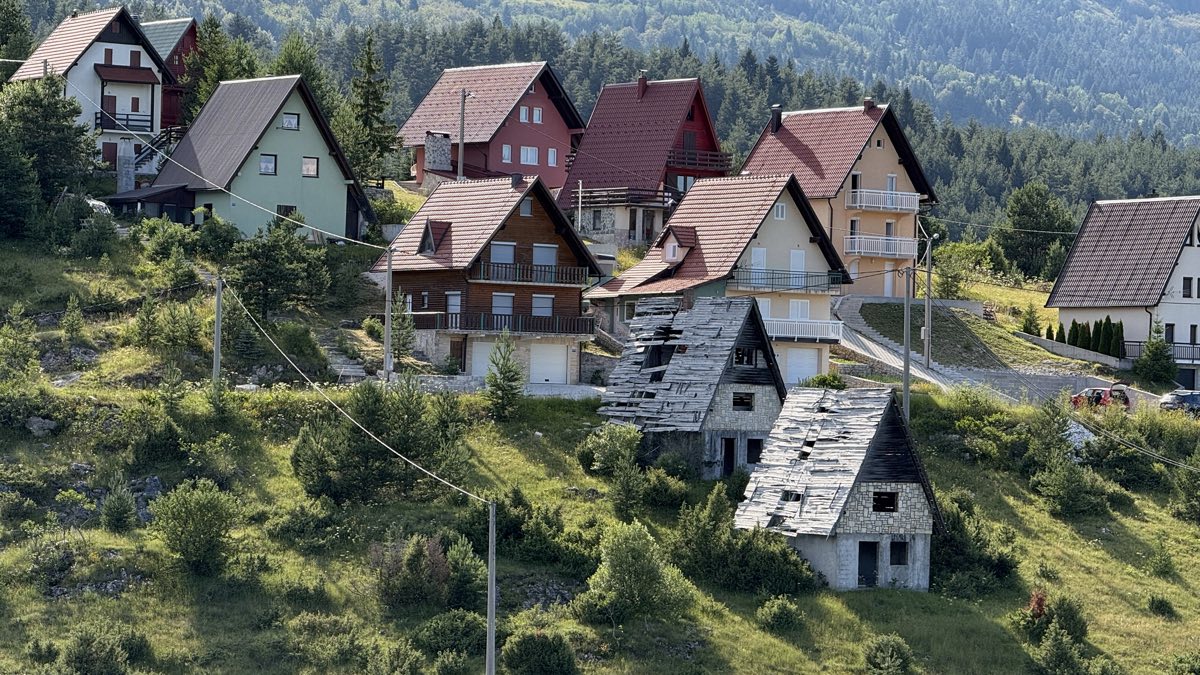 Kuće u planinskom naselju Čajuša